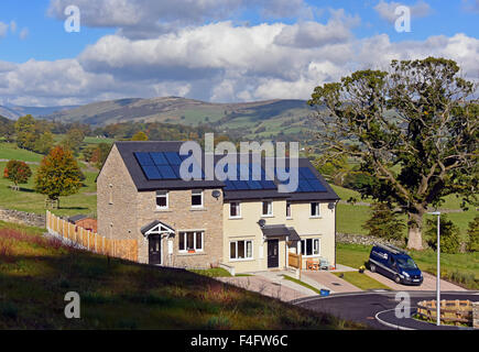 Neue kostengünstige Wohnungsbau mit Sonnenkollektoren auf dem Dach. Tanne Baum steigen, Kendal, Cumbria, England, Vereinigtes Königreich, Europa. Stockfoto