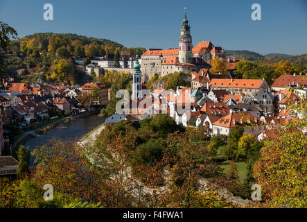 Oktober-Ansicht der Stadt Cesky Krumlov, Moldau und Schloss mit leuchtend roten Dachziegeln und Herbstlaub Stockfoto