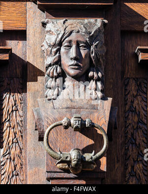 Detail der geschnitzten Holzfigur und Bronze Türklopfer am 17. Jahrhundert Haus in Cesky Krumlov, Böhmen, Tschechien Stockfoto