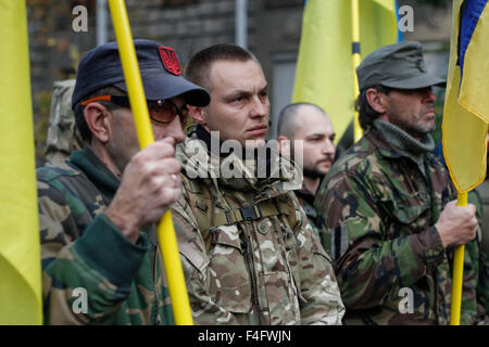 Kiew, Ukraine. 17. Oktober 2015. Die ausländischen Freiwilligen inszenieren Protest für das Recht auf Staatsbürgerschaft. Unter der Administration des Präsidenten protestieren ca. 50 Personen für das Recht auf Staatsbürgerschaft der Ukraine ausländischer Freiwilliger, die für das Land gekämpft haben. "Wir sind jetzt in der Schwebe. Ich möchte Sie daran erinnern, dass viele russische Passionaries Stahl, um Ukraine zu schützen. Einschließlich der ATO ", - sagte einer der Demonstranten. © Nazar Furyk/Pacific Press/Alamy Live-Nachrichten Stockfoto