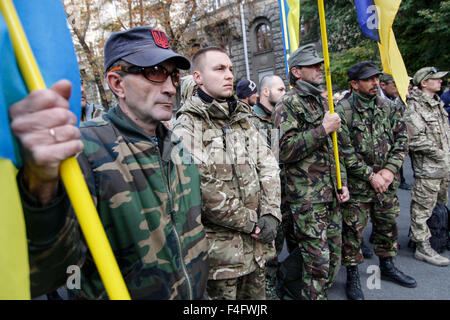 Kiew, Ukraine. 17. Oktober 2015. Die ausländischen Freiwilligen inszenieren Protest für das Recht auf Staatsbürgerschaft. Unter der Administration des Präsidenten protestieren ca. 50 Personen für das Recht auf Staatsbürgerschaft der Ukraine ausländischer Freiwilliger, die für das Land gekämpft haben. "Wir sind jetzt in der Schwebe. Ich möchte Sie daran erinnern, dass viele russische Passionaries Stahl, um Ukraine zu schützen. Einschließlich der ATO ", - sagte einer der Demonstranten. © Nazar Furyk/Pacific Press/Alamy Live-Nachrichten Stockfoto