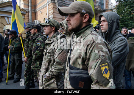 Kiew, Ukraine. 17. Oktober 2015. Die ausländischen Freiwilligen inszenieren Protest für das Recht auf Staatsbürgerschaft. Unter der Administration des Präsidenten protestieren ca. 50 Personen für das Recht auf Staatsbürgerschaft der Ukraine ausländischer Freiwilliger, die für das Land gekämpft haben. "Wir sind jetzt in der Schwebe. Ich möchte Sie daran erinnern, dass viele russische Passionaries Stahl, um Ukraine zu schützen. Einschließlich der ATO ", - sagte einer der Demonstranten. © Nazar Furyk/Pacific Press/Alamy Live-Nachrichten Stockfoto