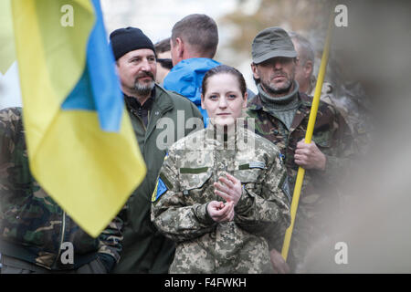 Kiew, Ukraine. 17. Oktober 2015. Die ausländischen Freiwilligen inszenieren Protest für das Recht auf Staatsbürgerschaft. Unter der Administration des Präsidenten protestieren ca. 50 Personen für das Recht auf Staatsbürgerschaft der Ukraine ausländischer Freiwilliger, die für das Land gekämpft haben. "Wir sind jetzt in der Schwebe. Ich möchte Sie daran erinnern, dass viele russische Passionaries Stahl, um Ukraine zu schützen. Einschließlich der ATO ", - sagte einer der Demonstranten. © Nazar Furyk/Pacific Press/Alamy Live-Nachrichten Stockfoto