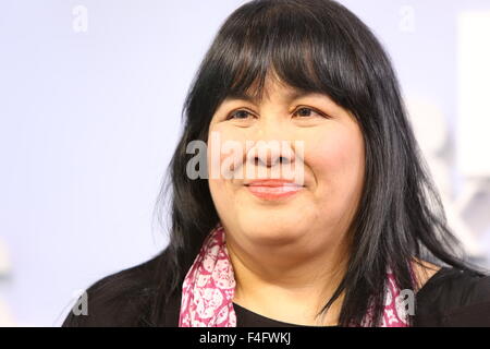 Indonesische Journalist und Schriftsteller Leila S. Chudori präsentiert ihr Buch Pulang (Rückkehr nach Jakarta) auf dem blauen Sofa auf der Frankfurter Buchmesse, in Frankfurt Am Main, Deutschland, 17. Oktober 2015. Foto: Susannah V. Vergau - kein Draht-Dienst- Stockfoto