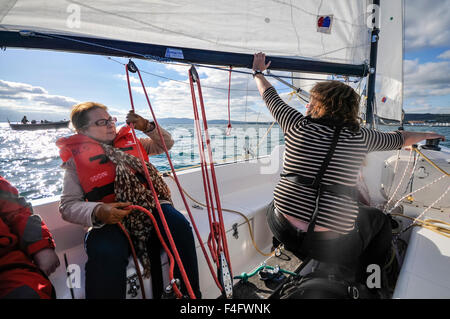 Carrickfergus, Nordirland. 17. Oktober 2015 - Belfast Lough Sailability, Behinderten eine Wohltätigkeitsorganisation, die lehrt, Kindern wie Segeln, drei neue Yachten zu starten. Bildnachweis: Stephen Barnes/Alamy Live-Nachrichten Stockfoto