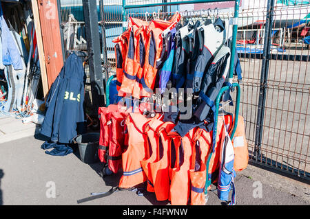 Rettungswesten auf einem Gestell auf einen Segelclub. Stockfoto