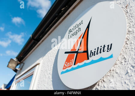 Carrickfergus, Nordirland. 17. Oktober 2015 - Belfast Lough Sailability, eine Wohltätigkeitsorganisation, die behinderten Kindern beibringt, wie man Credit Segeln: Stephen Barnes/Alamy Live News Stockfoto