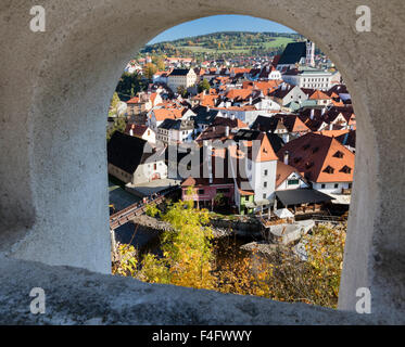 Oktober-Ansicht der Stadt Cesky Krumlov und Vltava (Moldau) eingerahmt im Portal in Burgmauer Stockfoto