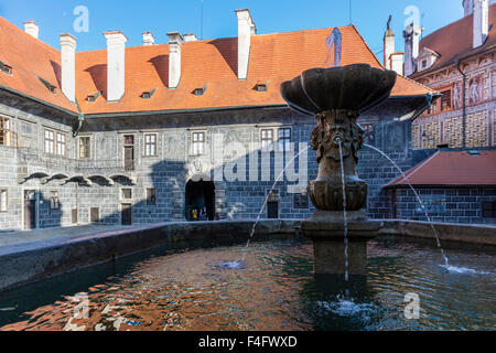 Brunnen im Schloss Vorplatz, Cesky Krumlov, Böhmen, Tschechien Stockfoto