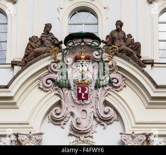 Detail der Wappen, Palast des Erzbischofs, Hradschin-Platz in der Nähe von Prager Burg, Prag, Tschechische Republik Stockfoto