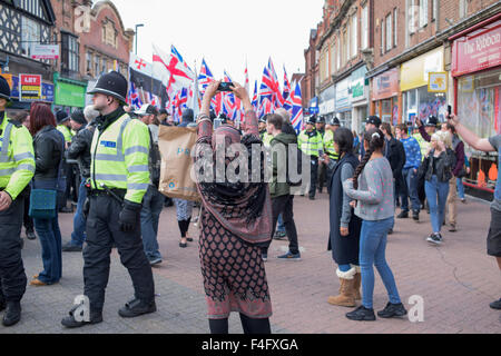 Burton-auf-Trent,Staffordshire,UK.17th Oktober 2014.Britain-First rechtsextremen Partei hielt einen Protest und März durch die Straße von der Marktstadt von Burton, ungefähr drei hundert Aktivisten nahmen Teil mit Zähler-Demonstration auch statt von antifaschistischen. Bildnachweis: IFIMAGE/Alamy Live-Nachrichten Stockfoto