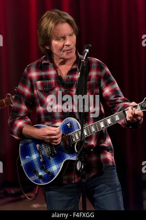 Los Angeles, Kalifornien, USA. 16. Oktober 2015. Rock And Roll Hall of Fame JOHN FOGERTY führt einen kurzen Satz, nachdem diskutieren seine Karriere bei einer Veranstaltung von Live-Gespräche-LA in Verbindung mit dem GRAMMY Museum produziert. © Brian Cahn/ZUMA Draht/Alamy Live-Nachrichten Stockfoto