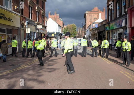 Burton-auf-Trent,Staffordshire,UK.17th Oktober 2014.Britain-First rechtsextremen Partei hielt einen Protest und März durch die Straße von der Marktstadt von Burton, ungefähr drei hundert Aktivisten nahmen Teil mit Zähler-Demonstration auch statt von antifaschistischen. Bildnachweis: IFIMAGE/Alamy Live-Nachrichten Stockfoto