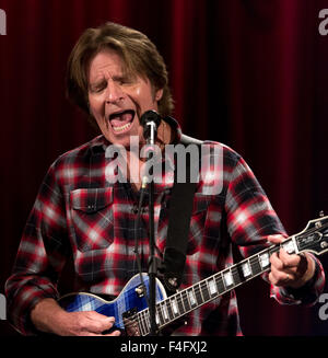 Los Angeles, Kalifornien, USA. 16. Oktober 2015. Rock And Roll Hall of Fame JOHN FOGERTY führt einen kurzen Satz, nachdem diskutieren seine Karriere bei einer Veranstaltung von Live-Gespräche-LA in Verbindung mit dem GRAMMY Museum produziert. © Brian Cahn/ZUMA Draht/Alamy Live-Nachrichten Stockfoto