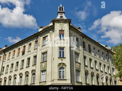 Fassade des alten Gebäudes in der Innenstadt von Ljubljana, Slowenien. Stockfoto