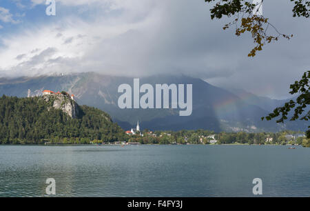 Regenbogen über mittelalterliche Schloss und Pfarrkirche St. Martins, mit Blick auf den See von Bled in Slowenien. Einer der malerischen Orte o Stockfoto