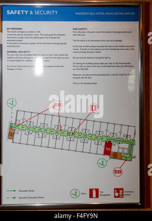 Radisson Blu Hotel Manchester Airport was tun im Falle eines Brandes an Schlafzimmertür zu unterzeichnen Stockfoto