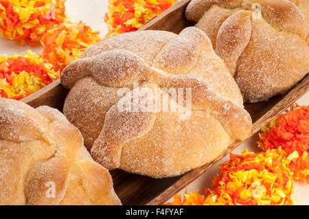 Süßes Brot Brot der Toten (Pan de Muerto) genossen während der Tag der Toten Festlichkeiten in Mexiko genannt. Stockfoto