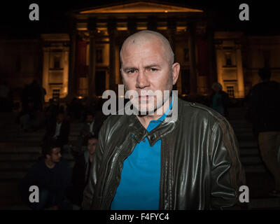 Raymond Johansen, globale Piratenpartei Aktivist unterwirft sich 50 Wimpern mit einem Stock auf dem Trafalgar Square. Johansen, sagt, dass er dies tut in Solidarität mit Raif Badawi, ein Saudi-Arabischer Blogger unter der Scharia zu 1000 Wimpern in Saudi Arabien fo verurteilt Stockfoto