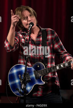 Los Angeles, Kalifornien, USA. 16. Oktober 2015. Rock And Roll Hall of Fame JOHN FOGERTY führt einen kurzen Satz, nachdem diskutieren seine Karriere bei einer Veranstaltung von Live-Gespräche-LA in Verbindung mit dem GRAMMY Museum produziert. © Brian Cahn/ZUMA Draht/Alamy Live-Nachrichten Stockfoto