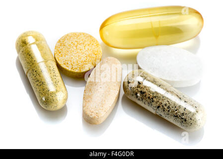Vitamin-Ergänzungen - Kapseln und Pillen auf einer weißen Fläche Stockfoto