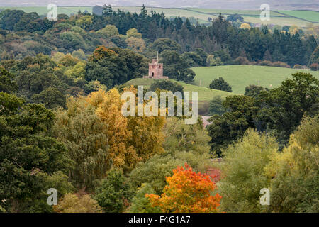 Cumbria, UK.17th Oktober 2015. Das einzigartige des 19. Jahrhunderts ungebunden bell Turm der St. Oswald Kirche, Kirkoswald in Cumbria steht über die herbstlichen Farben der Eden Valley: 17. Oktober 2015 Credit: STUART WALKER/Alamy Live News Stockfoto