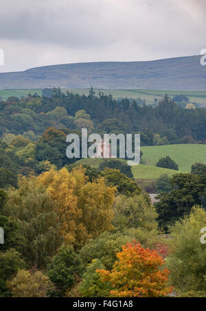 Cumbria, UK.17th Oktober 2015. Das einzigartige des 19. Jahrhunderts ungebunden bell Turm der St. Oswald Kirche, Kirkoswald in Cumbria steht über die herbstlichen Farben der Eden Valley: 17. Oktober 2015 Credit: STUART WALKER/Alamy Live News Stockfoto