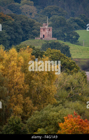 Cumbria, UK.17th Oktober 2015. Das einzigartige des 19. Jahrhunderts ungebunden bell Turm der St. Oswald Kirche, Kirkoswald in Cumbria steht über die herbstlichen Farben der Eden Valley: 17. Oktober 2015 Credit: STUART WALKER/Alamy Live News Stockfoto