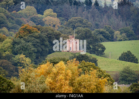 Cumbria, UK.17th Oktober 2015. Das einzigartige des 19. Jahrhunderts ungebunden bell Turm der St. Oswald Kirche, Kirkoswald in Cumbria steht über die herbstlichen Farben der Eden Valley: 17. Oktober 2015 Credit: STUART WALKER/Alamy Live News Stockfoto