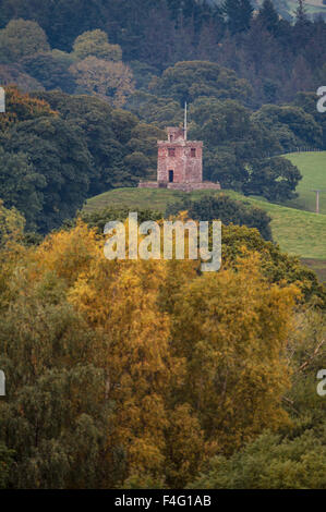 Cumbria, UK.17th Oktober 2015. Das einzigartige des 19. Jahrhunderts ungebunden bell Turm der St. Oswald Kirche, Kirkoswald in Cumbria steht über die herbstlichen Farben der Eden Valley: 17. Oktober 2015 Credit: STUART WALKER/Alamy Live News Stockfoto