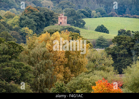 Cumbria, UK.17th Oktober 2015. Das einzigartige des 19. Jahrhunderts ungebunden bell Turm der St. Oswald Kirche, Kirkoswald in Cumbria steht über die herbstlichen Farben der Eden Valley: 17. Oktober 2015 Credit: STUART WALKER/Alamy Live News Stockfoto