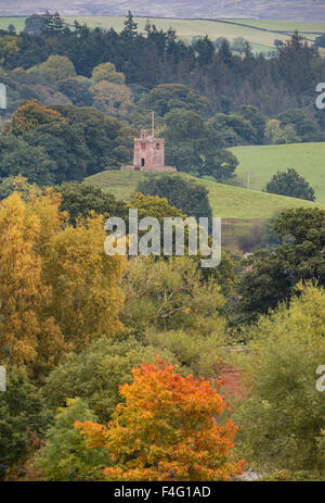 Cumbria, UK.17th Oktober 2015. Das einzigartige des 19. Jahrhunderts ungebunden bell Turm der St. Oswald Kirche, Kirkoswald in Cumbria steht über die herbstlichen Farben der Eden Valley: 17. Oktober 2015 Credit: STUART WALKER/Alamy Live News Stockfoto