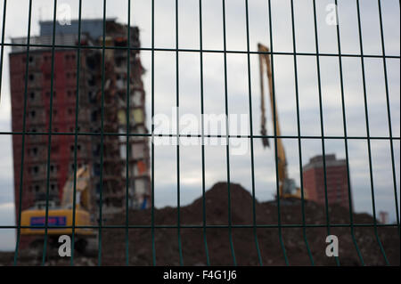 Glasgow, Schottland 11. Oktober 2015. Der Abriss der roten Straße Wohnungen, die teilweise abgerissen wird derzeit mit schwerem Gerät durch die zwei übrigen Türme abgerissen, die nicht vollständig mit der Explosion nach unten kam. Schutthaufen sind an Stelle von wo die Türme standen. Bildnachweis: Andrew Steven Graham/Alamy Live-Nachrichten Stockfoto