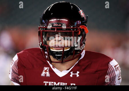 Philadelphia, Pennsylvania, USA. 17. Oktober 2015. Temple Owls Linebacker Tyler Matakevich (8) blickt auf eine vor der NCAA Football-Spiel zwischen der UCF Knights und die Tempel Eulen am Lincoln Financial Field in Philadelphia, Pennsylvania. Christopher Szagola/CSM/Alamy Live-Nachrichten Stockfoto