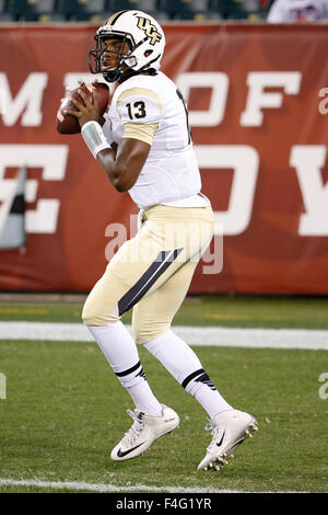 Philadelphia, Pennsylvania, USA. 17. Oktober 2015. UCF Knights Quarterback Justin Holman (13) erwärmt sich während der NCAA Football-Spiel zwischen der UCF Knights und die Tempel Eulen am Lincoln Financial Field in Philadelphia, Pennsylvania. Christopher Szagola/CSM/Alamy Live-Nachrichten Stockfoto