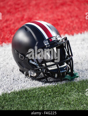 Columbus, Ohio, USA. 14. Oktober 2015. Ein Ohio State Football Helm in die Endzone Befoe der Ohio State vs. Penn State Spiel im Ohio Stadium in Columbus, Ohio. Brent Clark/CSM/Alamy Live-Nachrichten Stockfoto