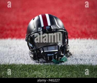 Columbus, Ohio, USA. 14. Oktober 2015. Ein Ohio State Football Helm in die Endzone Befoe der Ohio State vs. Penn State Spiel im Ohio Stadium in Columbus, Ohio. Brent Clark/CSM/Alamy Live-Nachrichten Stockfoto