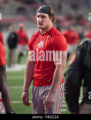 Columbus, Ohio, USA. 14. Oktober 2015. Ohio State Buckeyes defensive Lineman Joey Bosa (97) betrachtet das Spiel vor dem Spiel der Penn State im Ohio Stadium in Columbus, Ohio. Brent Clark/CSM/Alamy Live-Nachrichten Stockfoto