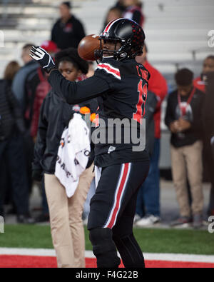 Columbus, Ohio, USA. 14. Oktober 2015. Ohio State Buckeyes Quarterback Cardale Jones (12) erwärmt sich vor Penn State im Ohio Stadium in Columbus, Ohio. Brent Clark/CSM/Alamy Live-Nachrichten Stockfoto