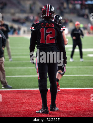 Columbus, Ohio, USA. 14. Oktober 2015. Ohio State Buckeyes quarterback Cardale Jones (12) bei Warm Ups vor dem Spiel gegen Penn State im Ohio Stadium in Columbus, Ohio. Brent Clark/CSM/Alamy Live-Nachrichten Stockfoto