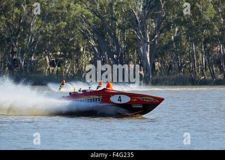 Wentworth, Australien, Sonntag, 18. Oktober 2015. Ted Hurley Memorial Classic Ski Race startet am Darling River vor Durchschreiten der Murray Darling Kreuzung, den Murray River. Der Trail Rennen umfasst eine Strecke von etwa 100 Kilometer von Wentworth nach Mildura und zurück. Team-Burnin, Fahrer Travis Stone, Beobachter Bernard Simpson, Skifahrer, Jake Vanzetta und Cameron Mitchell Credit: Ian McKenzie/Alamy Live News Stockfoto