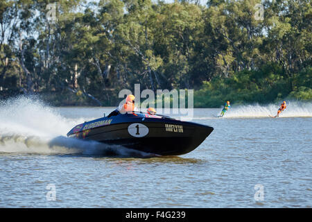 Wentworth, Australien, Sonntag, 18. Oktober 2015. Ted Hurley Memorial Classic Ski Race startet am Darling River vor Durchschreiten der Murray Darling Kreuzung, den Murray River. Der Trail Rennen umfasst eine Strecke von etwa 100 Kilometer von Wentworth nach Mildura und zurück. Superman, Oberklasse, Teamfahrer Darren McGuire, Beobachter Brett Armstrong, Skifahrer Daniel Graziano und Daniel Cotton. Bildnachweis: Ian McKenzie/Alamy Live-Nachrichten Stockfoto