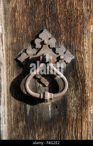 Alte Holztür mit Griff Stockfoto