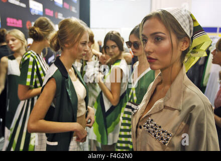 Kiew, Ukraine. 17. Oktober 2015. Modelle warten hinter den Kulissen während der Ukrainian Fashion Week in Kiew, Ukraine, 17. Oktober 2015. Die Veranstaltung stellt Kollektionen Frühjahr/Sommer 2016 von ukrainischen und internationalen Designern vom 14. bis zum 20. Oktober. © Serg Glovny/ZUMA Draht/Alamy Live-Nachrichten Stockfoto