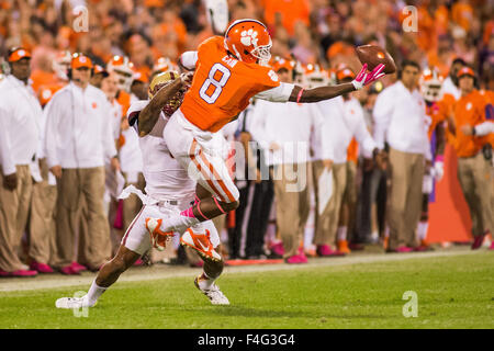 Clemson Tigers Wide Receiver Deon Cain (8) macht einen spektakulären Fang mit Boston College Eagles defensive Kamrin Moore (5) über ihn zurück, während die NCAA Football Spiel zwischen Boston College und Clemson im Death Valley in Clemson, SC. David Bräutigam/CSM Stockfoto