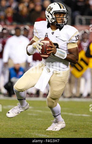 Philadelphia, Pennsylvania, USA. 17. Oktober 2015. UCF Knights quarterback Justin Holman (13) in Aktion während der NCAA Football-Spiel zwischen der UCF Knights und die Tempel Eulen am Lincoln Financial Field in Philadelphia, Pennsylvania. Christopher Szagola/CSM/Alamy Live-Nachrichten Stockfoto