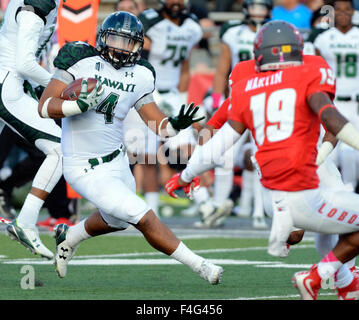 Albuquerque, NM, USA. 17. Oktober 2015. Hawaiis #4 Steven Lakalaka sucht einige Freiflächen, wie er versucht, es in die Endzone zu machen. Samstag, 17. Oktober 2015. © Jim Thompson/Albuquerque Journal/ZUMA Draht/Alamy Live-Nachrichten Stockfoto