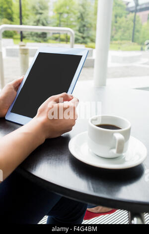 Student mit Tablet im café Stockfoto