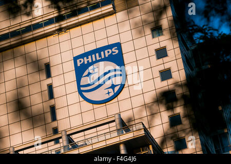 Ein Logo Zeichen außerhalb der Hauptsitz der Koninklijke Philips N.V. in Amsterdam, Niederlande am 2. Oktober 2015. Stockfoto