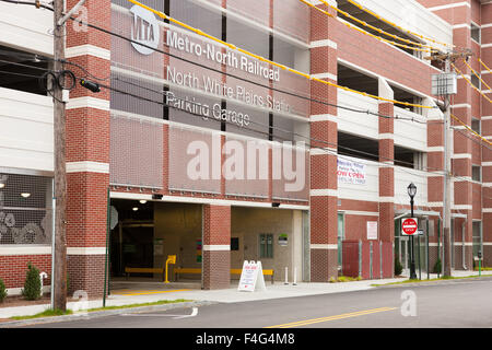 Die Metro-North Railroad North White Plains Station Parkhaus in White Plains, New York. Stockfoto